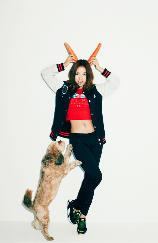 
	�ֱ� ��Ÿ �Ҵ��� ��γ� ����Ȱ���� ������ ���̰� �ִ�. �Ұ� ��ź �� ��Ȱ�� ��κ��� ������ �Ǹ����� �پ��� ��� Ȱ���� ���̴� ���� ����, ���ų��� �ü��� ������ �ü��� ã�� ����Ȱ������ �����ϰ� �ִ� ��. ������ K-POP ��Ÿ���� �ؿܿ����� �α⸦ ���鼭 �ؿ� �ҵ鵵 �̷��� ���� ��ȭ�� ��õ�ϰ� �־� ������ ����. ������ ����� ��ȣ�� ���弭�� �ִ� ��ȿ��. ��������=Ǫ��


