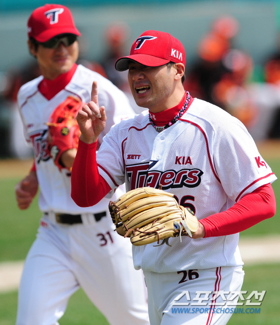 
	31�� ���ֱ��忡�� 2012 ���ξ߱� �ù���� ��ȭ�� ����� ��Ⱑ ���ȴ�. 2ȸ�� 2�� ��ȭ �缺�츦 ���ݼ� �� ������ ó���� ��� ���� �������� �������� ��⸦ �ϸ� ����带 �������� �ִ�. ����=����� ���� cjg@sportschosun.com/2012.03.31/


