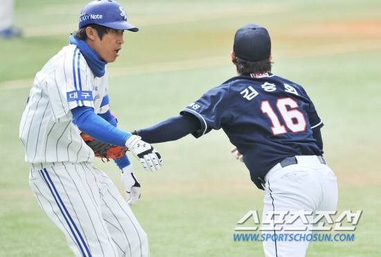 
	���ξ߱� �Ｚ�� �λ��� �ù���Ⱑ 31�� �뱸 �ùξ߱��忡�� ��������. �Ÿ�ö�� 4ȸ��  ���� 1,2�� ���߶����� ġ�� ���ȸ���� �±״��ϰ� �ִ�. ������ �ĿＱ��.

�뱸=���ؿ� ���� noodle@sportschosun.com/2012.03.31/


