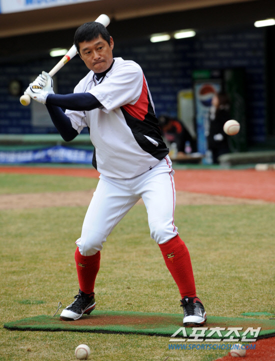 
	�Ե��� KIA�� 2012 ���ξ߱� �ù���Ⱑ 23�� �λ� �������忡�� ���ȴ�. ��� �� KIA �������� Ÿ���Ʒ��� �ϰ� �ִ�.

�λ�=���� ���� wook@sportschosun.com/2012.03.23/


