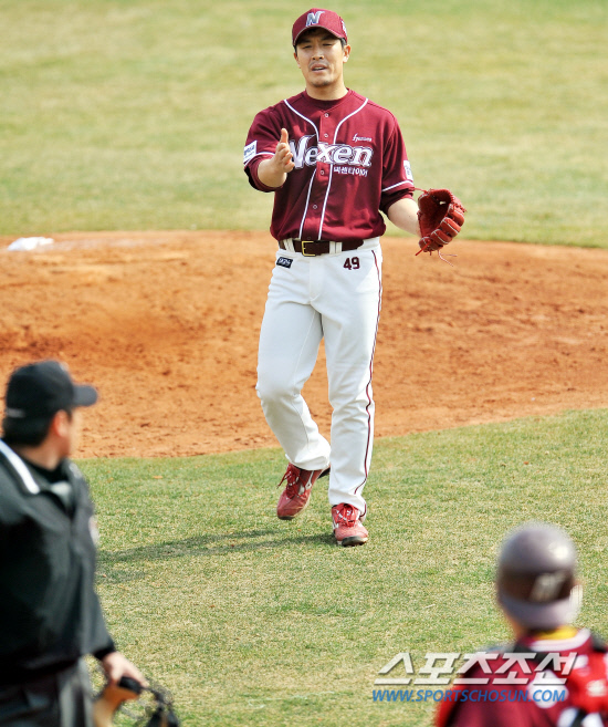 
	���ξ߱� �Ե��� �ؼ��� �ù���Ⱑ 29�� �λ� �����߱��忡�� ��������. �躴���� 6ȸ ����忡 ���� �躴���� ��ȿ�� ���ɰ� �̾߱⸦ ������ �ִ�.

�λ�=���ؿ� ���� noodle@sportschosun.com/2012.03.29/


