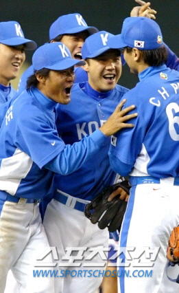 
	�������� �������� 2006�� WBC��� ����ȣ�� �⻵�ϴ� ���. �������� �������� ����ҽĿ� ũ��ū �ƽ����� ���ߴ�. ����������DB


