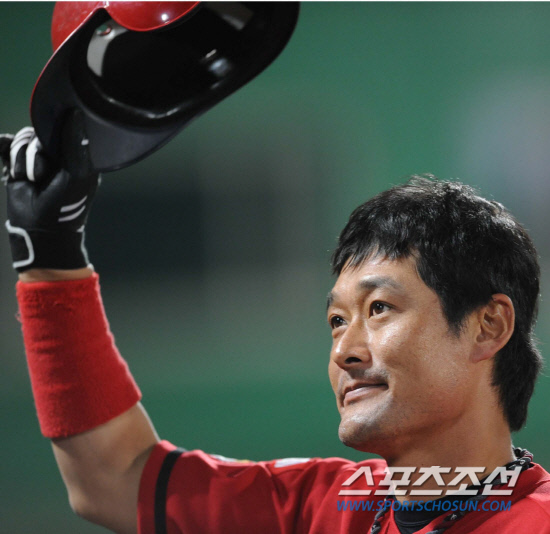 
	

����������

20090506

6�� �񵿾߱��忡�� ���� ���ξ߱� �������� ��� Ÿ�̰����� ��⿡�� 

6�� 2�� �������� ���߿� �ַ� Ȩ���� ġ�� ���ƿ����� ȯȣ �ϰ� �ִ�

��=�ֹ��� ���� deer@


