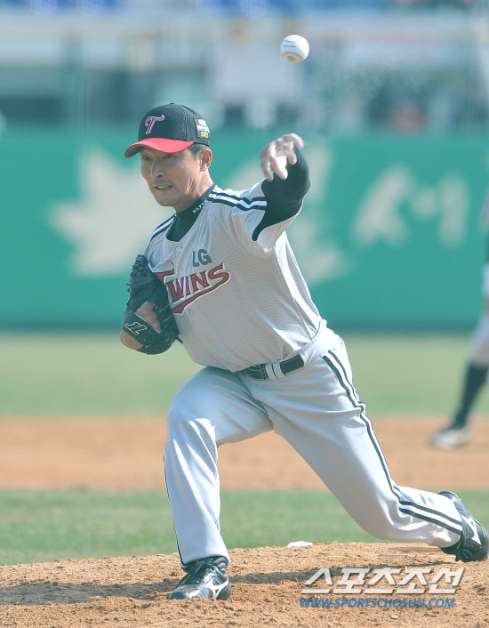 
	���ξ߱� LG�� KIA�� �ù���Ⱑ 28�� ���� ����߱��忡�� ��������. �������� 8ȸ ������ ������ ���� ������ �ִ�.

����=���ؿ� ���� noodle@sportschosun.com/2012.03.28/


