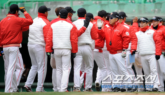 
	SK�� 1�� �Ե����� 9��2�� �¸��� �ŵΰ� 9��4�з� �ù���⸦ 1���� �����ߴ�. ����������DB


