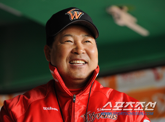 
	���ξ߱� ��ȭ�� SK�� ������Ⱑ 14�� ��õ ���о߱��忡�� ��������. �̸��� ������ ����ȣ ���ߵ��� �����̶� ���ڵ��� ���� �Դٸ� ���� �ִ�.

��õ=���ؿ� ���� noodle@sportschosun.com/2012.03.14/


