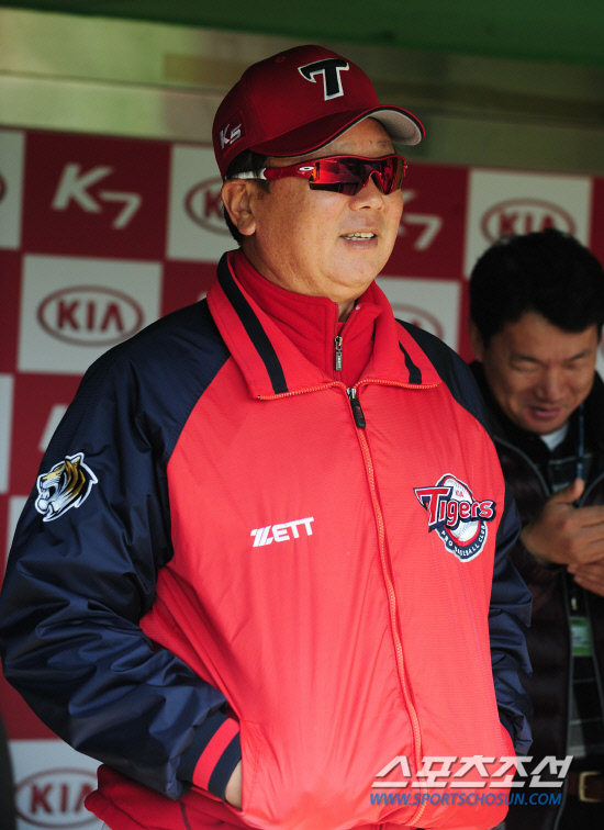 
	1�� ���ֱ��忡�� ������ 2012 ���ξ߱� �ù���� ��ȭ�� ����� ��⸦ �յΰ� ��� ������ ������ �������� �̾߱⸦ ������ �ִ�. ����=����� ���� cjg@sportschosun.com/2012.04.01/


