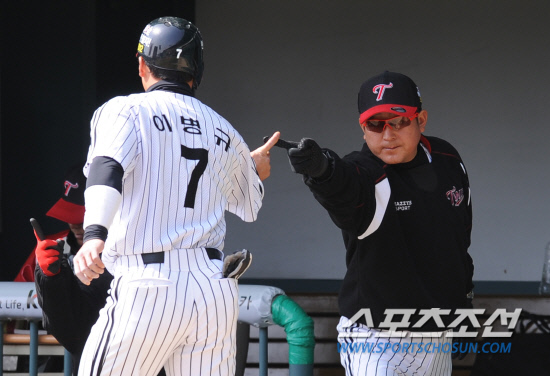 
	1�� ���� ���� ��Ǿ߱��忡�� 2012 ���ξ߱� �ù���� �ؼ��� LG�� ��Ⱑ ���ȴ�. 5ȸ�� �������� ���� ������ Ȩ�� ���� 3������ �̺��԰� ����� ������ �հ��� �����Ӵϸ� ��ġ�� �ִ�.

���= ���� ���� kyungmin@sportschosun.com / 2012.04.01.


