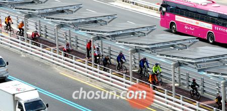 
	����~�����ÿ� ���� ù���߾� ������ ���뵵�Ρ� ���� 31�� ����� ���� ���� ������ �¾籤 �������� ���� �ùε��� �����Ÿ� Ÿ�� �޸��� �ִ�. ������ ���δ� ����~�����ø� �մ� ���� �߾ӿ� �����ƴ�. /������ ���� shin69@chosun.com
