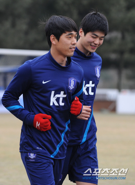 
	��FIFA�� 1��(�ѱ��ð�) ������ �븮������ ������ �� ��������ȸ�� ���� ��� Ŭ���� 2012�� �����ø��� ���� ������ ���� ������ �����ؾ� �Ѵٴ� �� ������ ��� ���״�. �̹� �������� ���ֿ�(�ƽ���)�� �⼺��(��ƽ) �� �ؿ��� �������� ������� �ø������� �շ��� �� �ְ� �ƴ�. ����=������ ���� songs@sportschosun.com


