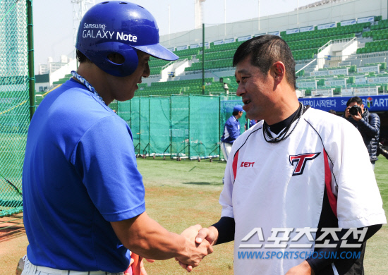 
	������ 29�� �ù���� �Ｚ���� �ռ� �̽¿��� �Ǽ��� �ϰ� �ִ� ������. �뱸=����� ���� cjg@sportschosun.com




