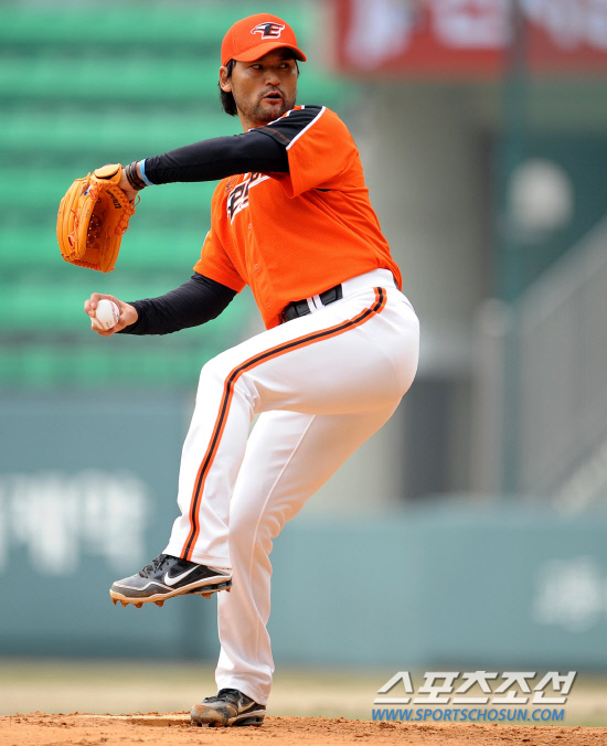 
	LG�� ��ȭ�� 2012 ���ξ߱� �ù���Ⱑ 30�� ��Ǳ��忡�� ���ȴ�. ��ȭ ����ȣ�� ����忡 ������ �ִ�.

���=���� ���� wook@sportschosun.com/2012.03.30/


