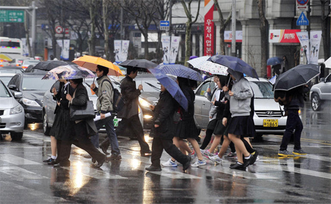 
	2�� ���� ���� ��ȭ���װŸ����� �ùε��� �� ���� �߰����� �ű�� �ִ�. �̹� ��� �ߺ����濡 �ְ� 70mm�� ���� �� ���ߵǰ� ��ǳ�� ������ �����Ѵٰ� ���û�� �����ߴ�./���ý�
