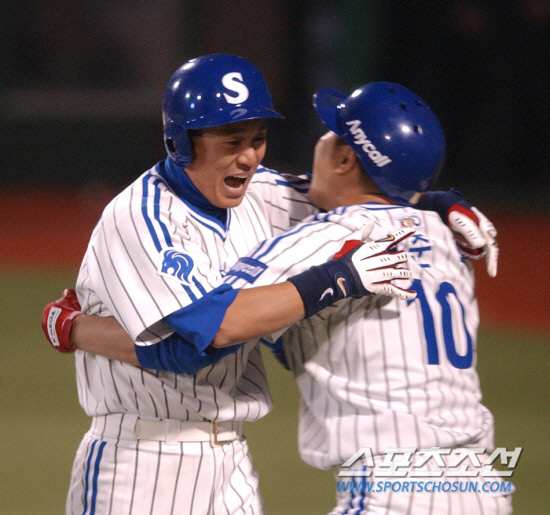 
	�̽¿��� 2002�� �ѱ��ø��� 6������ 9ȸ�� ������ ���� ���������� �Ͷ߸� �� �������� ���Ȱ� �⻵�ϰ� �ִ�. 9�⸸�� �ѱ����� ���ƿ� �̽¿��� �������� ������ �ִ� ��� �ִ� Ȩ�� ����� �븰��. ����������DB


