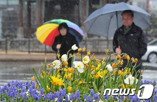 
	���￡�� 19�� ���� 4���� ���� ���� 3�� ���� ���� ��ȭ�����忡�� ����� �� �ùε��� �߰����� �����ϰ� �ִ�. /����1
