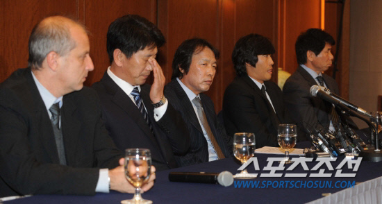 
	�������� �౸��ȸ�κ��� ���� �뺸�� ���� �� ����ȸ���� ���� �ִ� ������ȣ�� ��Ī������. ���ʺ��� ����, ������ ��ġ, ������ ����, ������, ������ ��ġ. 


