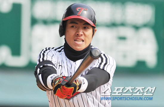 
	���ξ߱� LG�� �Ｚ�� �ù���Ⱑ 18�� ���� ��Ǿ߱��忡�� ��������. 7ȸ�� 1�� ���� �̴����� 4��° �Ŀﺼ�� ������ �ִ�. �̴����� �ǿ����� 8���� �޾��� ����Ÿ�� ���ȴ�.

���=���ؿ� ���� noodle@sportschosun.com/2012.03.18/


