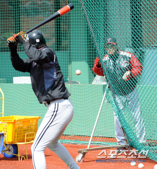 
	�Ե��� LG�� 2012 ���ξ߱� �ù���Ⱑ 24�� �λ� �������忡�� ���ȴ�. ��� �� LG �蹫�� Ÿ����ġ�� �̴����� �佺���� �Ʒ��� ���� �ִ�.

�λ�=���� ���� wook@sportschosun.com/2012.03.24/


