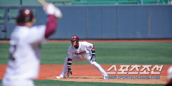 
	������ 20�� ���� �񵿱��忡�� ����  KIA���� �ù���⿡�� 1ȸ ��Ÿ�� ġ�� ���� �ؼ� ���ñ��� �ں�ȣ Ÿ�� �� 1�翡�� ��� ���͸��� �������� ���캸�� �����ϰ� �ִ�. ��= ���� ���� kyungmin@sportschosun.com 


