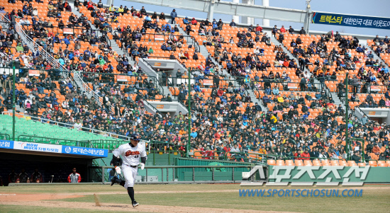 
	�Ե��� LG�� 2012 ���ξ߱� �ù���Ⱑ 25�� �λ� �������忡�� ���ȴ�. �ù�����ӿ��� �ұ��ϰ� ���� �߱��ҵ��� ���߼��� �޿�� �ִ�.

�λ�=���� ���� wook@sportschosun.com/2012.03.25/


