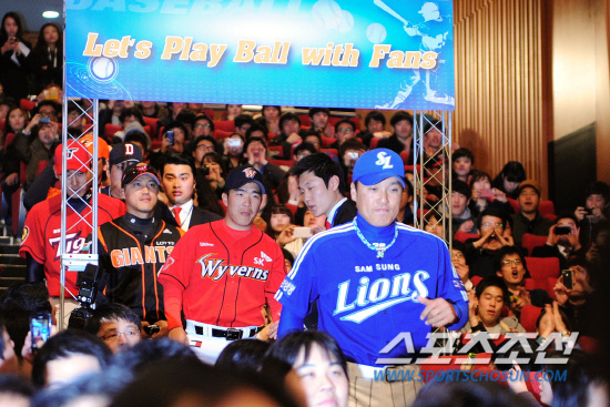 
	3�� ���� ���հ����б� 600�ֳ� �������� 2012�� �ȵ� ���ξ߱� �̵��̰� ���ȴ�. �̽¿��� ������ ��� ���� ���� ����� �������� �ִ�.

8������ ������ �̽¿� ���ٿ� ȫ���� ������ ������ �̺��� ����ȣ �躴�� �� ���� ��ǥ������ ���μ������� ������ �̵��̿����� �������� �� ����ȸ�� ����Ÿ���� ���Ȱ� ����翡���� ��������� ��ũ� ����ƴ�. ����� ���� cjg@sportschosun.com/2012.04.03/


