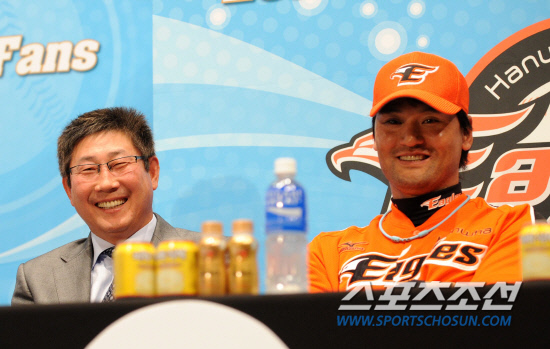 
	3�� ���� ���հ��� 600�ֳ�������� ���� 2012�� ���ξ߱� �̵���. �Ѵ�ȭ ��ȭ ������ ����ȣ�� ���� ǥ������ �̾߱⸦ ������ �ִ�. ������ ���� songs@sportschosun.com


