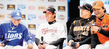 
		�Ｚ �̽¿�(����)�� 3�� �̵��� ��翡�� ������� ������ �����. �״� ��ȭ ����ȣ�� ����� �����ϸ鼭 �̱� �� �ֵ��� �ϰڽ���~�ٶ��� ��� ���ߴ�. TV ���α׷� ���� �ܼ�Ʈ�� ������ �����(�������� ������ �ܾ�� �ٲٱ⡤�ϸ� ���⵵)�� �䳻 �� ���̴�. ���� ���� LG �̺���, �Ե� ȫ����, ��ȭ ����ȣ�� ���Ҹ� �Ͷ߷ȴ�. /���ý�
