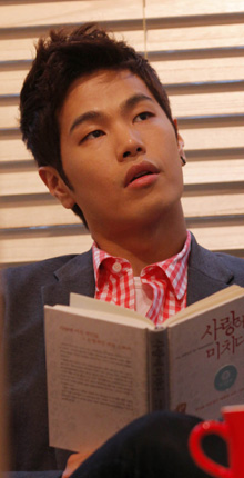 
		2�� ���� ������ ī�信�� ���� ������.�� �Դ� �� ������ �ܼ�Ʈ�� ���� 2��° �Ϸ� ���� �ð��� �� ������ �ϰ� �ִ١��� �ߴ�. /ä�¿� ���� rainman@chosun.com
