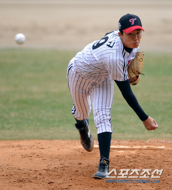 
	LG�� ��ȭ�� 2012 ���ξ߱� �ù���Ⱑ 30�� ��Ǳ��忡�� ���ȴ�. LG �����԰� �����ϰ� �ִ�.

���=���� ���� wook@sportschosun.com/2012.03.30/


