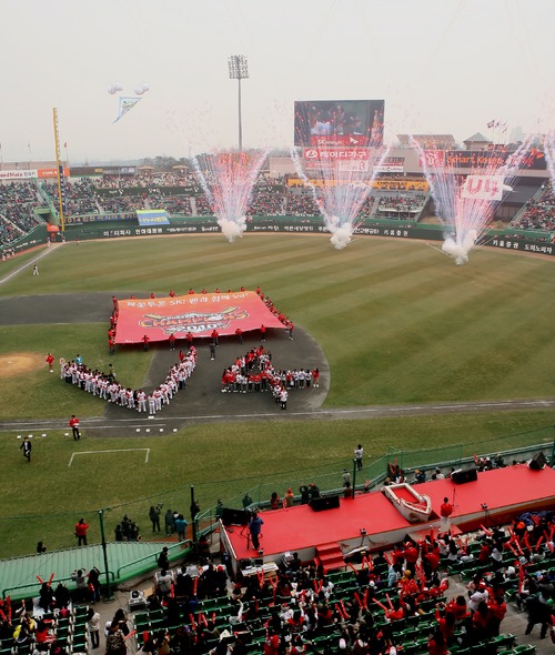 
	'V4 ���' SK, 2012���� ���� ������ �̺�Ʈ �ǽ�
