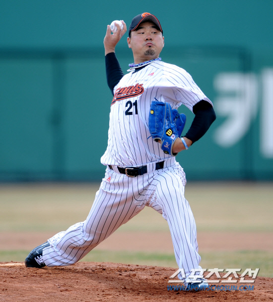 
	�Ե��� LG�� 2012 ���ξ߱� �ù���Ⱑ 25�� �λ� �������忡�� ���ȴ�. �Ե� �������� �۽����� �����ϰ� �ִ�.

�λ�=���� ���� wook@sportschosun.com/2012.03.25/


