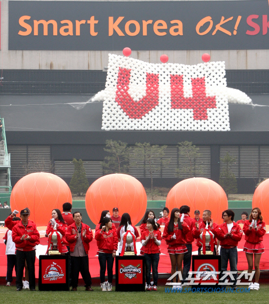 
	��SK�� 7�� ��õ ���б��忡�� ������ KIA���� 2012 ���ξ߱� ���� �������� �� ���� 700�� ���߰� ���� 4��° ����� ����ϴ� �پ��� ��縦 �����ߴ�. ����=SK ���̹��� ����


