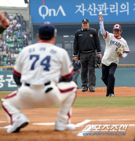 
	�λ��� ������ �ִٿ��� Ÿ�̱���� �ŵ� �� ���� �� ������ �������. ������ �λ��� ��� ���������� ���� OB���� ��ö��-��湮 ����� �ñ��� �ϰ� ���� �޴� �̺�Ʈ�� �ߴ�. 

���=���� ���� wook@sportschosun.com


