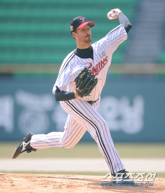 
	LG �뺴 ���� ��Űġ�� ���� 7�� �������� ������ ���� ���� ��� ���̿������� ���� ���� ������ ��Ÿ����. ���� ���� kyungmin@sportschosun.com


