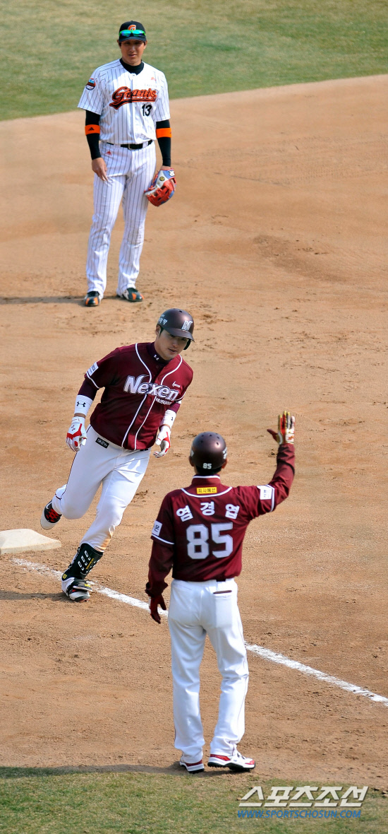 
	3�� 29�� �λ� �����߱��忡��  ������ �ؼ�-�Ե���. 7ȸ�� �ں�ȣ�� 1�� Ȩ���� ��Ʈ�� �� 3�縦 ���� �ִ�. �λ�=���ؿ� ���� noodle@sportschosun.com


