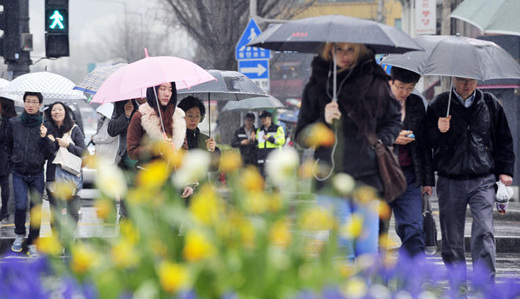 
	2�� ���� ���� ��ȭ�����忡�� �ùε��� �� ���� �߰����� �ű�� �ִ�. /���ý�
