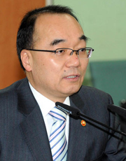 
	����� ��ȹ������ ����� 4�� ���� ��� ��õ�� ���ΰ�õû�翡�� ���������åȸ�Ǹ� ����, ��ι߾��� �ϰ� �ִ�. (����=��ȹ������ ����) /���ý�
