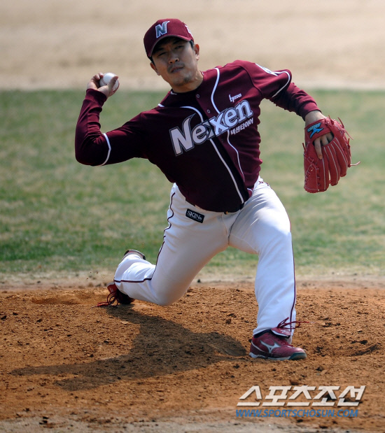 
	�ؼ� �躴���� ���ߵ����ߴ�. 4�� ���� LG è�Ǿ���ũ���� ���� LG�� �ؼ��� 2�� ������⿡ ���ߵ����� �ؼ� �躴���� 4ȸ�� LG Ÿ�ڵ��� ���� �����ϰ� �ִ�.

����=���� ���� wook@sportschosun.com/2012.04.04/


