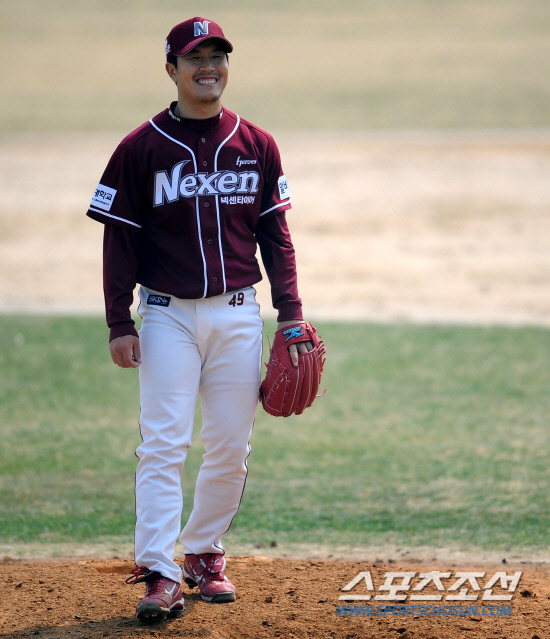 
	�ؼ� �躴���� ���ߵ����ߴ�. 4�� ���� LG è�Ǿ���ũ���� ���� LG�� �ؼ��� 2�� ������⿡ ���ߵ����� �ؼ� �躴���� 4ȸ�� LG �������� �������� ����Ű�� �ƽ����� �̼Ҹ� ���� �ִ�.

����=���� ���� wook@sportschosun.com/2012.04.04/


