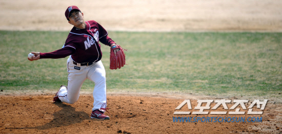 
	�ؼ� �躴���� ���ߵ����ߴ�. 4�� ���� LG è�Ǿ���ũ���� ���� LG�� �ؼ��� 2�� ������⿡ ���ߵ����� �ؼ� �躴���� 4ȸ�� LG Ÿ�ڵ��� ���� �����ϰ� �ִ�.

����=���� ���� wook@sportschosun.com/2012.04.04/


