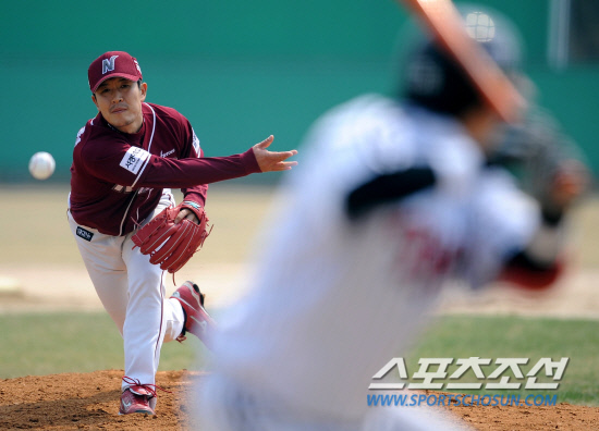 
	�ؼ� �躴���� ���ߵ����ߴ�. 4�� ���� LG è�Ǿ���ũ���� ���� LG�� �ؼ��� 2�� ������⿡ ���ߵ����� �ؼ� �躴���� 2ȸ�� 2�� LG �������� ���� �����ϰ� �ִ�.

����=���� ���� wook@sportschosun.com/2012.04.04/


