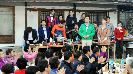 
	������ 31�� ��� ��õ�� ȭ�ϸ� �Լ������� �̷�����6�� �����⡯5000ȸ Ư�� ��ȭ ���. ���α׷� ���������⿬���� �Լ��� �ֹε��� �Բ� �常�� ���� ��ĩ�� �տ��� MC �������������� �Ƴ���� �λ縻�� ���� �ֹε��� �ڼ��� ġ�� �ִ�. /KBS ����
