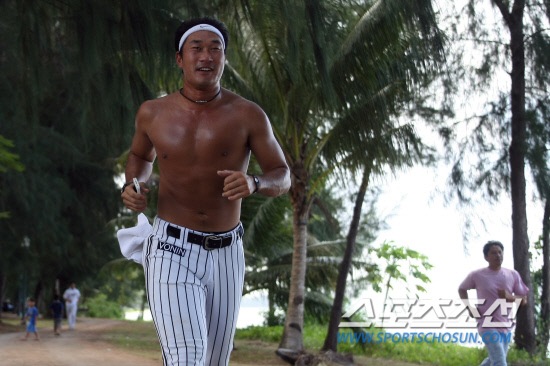 
	28�� �����ǿ��� �����Ʒ����� LGƮ���� ���� ���߱� �Ʒ��� ������ �����䱸�忡�� ���ұ��� 6.5km�Ǵ� �Ÿ��� ���� �پ ��� ���� �ִ�.

����=LG ���� ����

ķ�� �������� ���� �����ǿ� ���� ������⸦ �ϰ� �־��� ���߱��� ���������� �˰�ź ������ ������ �յ� ���� ������ ���� �� �ִ�.


