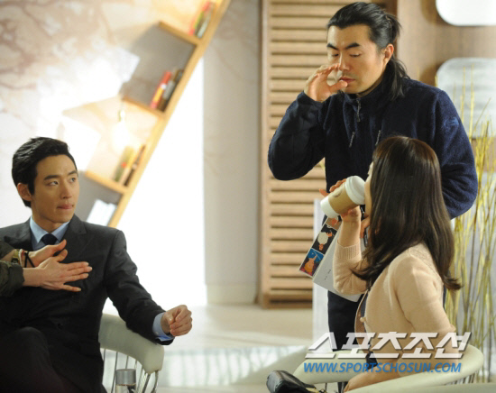 
	'�мǿ�' �Կ� ���忡�� �̸��� PD�� �����ڵ鿡�� ���� �ù��� ���̰� �ִ� ���. ����=�ֹ��� ����


