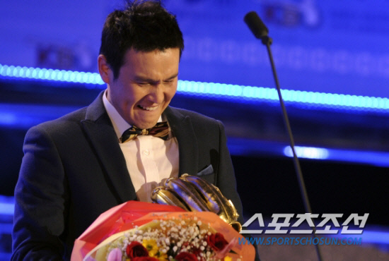 
	�� ����, ���� ���� �� ������. ������ �̴���� ������ ����ϵ� �ڸ��� ������� �ߴ�. ��ȭ �̴���� '���� ���� OOO�� ����'�� ���� '���۷���� ����'�� ���ߴ�. ������ 12�� �̴���� ���ݼ� �ι� ���۷��긦 ������ �� ���ݿ� �ܿ� ������ �۽�Ÿ��� �Ұ��� ���ϰ� �ִ�. 

�躸�� ���� boradori@sportschosun.com


