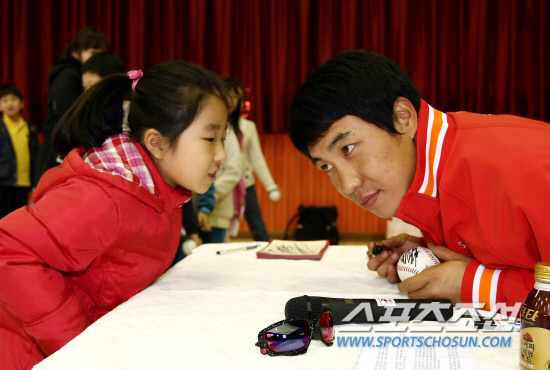 
	SK �谭���� ����ȸ���� ���� ����� ���� ���Ǳ��� ��� �ִ�. SK�� �ý���  �ҵ�� ���� ������ �����ϰ��� '��ġ(Touch) ķ����'�� ���� ���� �ü� Ȯ��� �Ҽ��񽺸� ���� �����ߴ�. ��������=SK ���̹���


