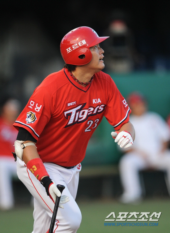 
	���� 2011�� 7��19�� ���� �ѹ�߱��忡�� ���� 2011 ���ξ߱� ��ƿ� ��ȭ�� ���. 3�� 2�� 2�� ��� ������ �߿� �������� ��ƿø��� Ÿ���� �ٶ󺸰� �ִ�.

����=����� ���� cjg@sportschosun.com


