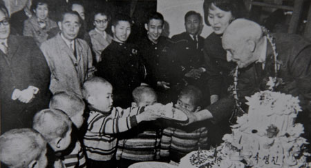 
	�����ʵ� �ڻ簡 �����ϱ� �� ���� 1969�� 80�� ���� ���Ͽ����� ������ ���̵鿡�� ����ũ�� �����ְ� �ִ�. /ȣ���̽����ʵ�����ȸ ����
