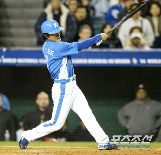 
	��2006�� 3��16�� �̱� �ֳ����� ��������Ÿ��򿡼� ���� �Ϻ����� ���庣�̽���Ŭ����(WBC) 2���忡�� 8ȸ 2Ÿ�� ���Ÿ��  ġ�� ������. ���������� DB


