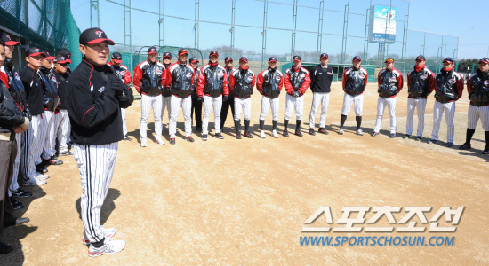 
	LG Ʈ������ ù ���� �Ʒÿ� ����. 2�޿����� �ؿ� �����Ʒ��� ��ġ�� ���� 10�� �ͱ��� LG�� 17�Ϻ��� ������ �ù���⿡ �ռ� ���� LG���忡�� �Ʒ��� �����ߴ�. �������� �Ʒÿ� �ռ� ����� ������ ������� �̾߱⸦ ������ �ִ�.

����= ���� ���� kyungmin@sportschosun.com/ 2012.03.12.


